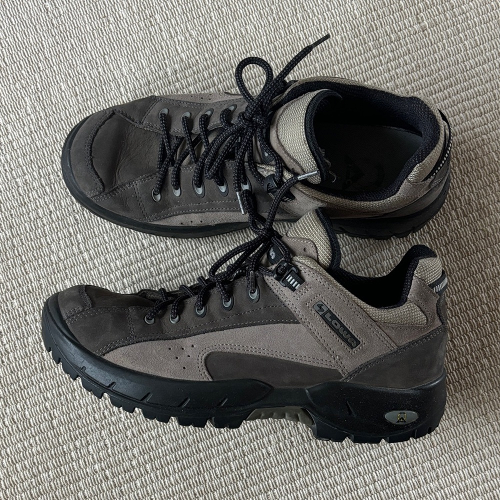Lowa Men's hiking shoe leather